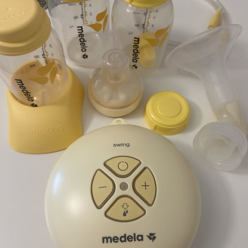 Medela Swing breast pump lightly used, electric and battery