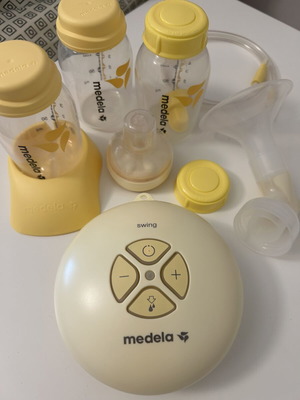 Medela Swing breast pump lightly used, electric and battery