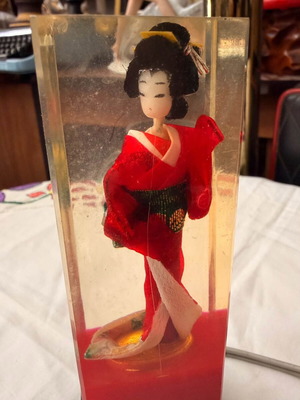 Plexiglass Japanese Doll used, miniature in plexiglass case 16x5 cm