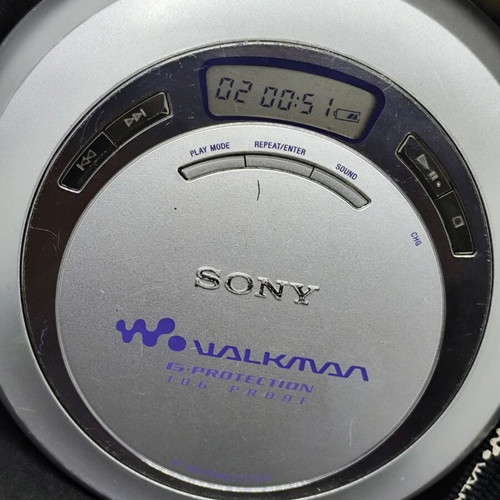 Sony Walkman D-EJ621 Portable CD Player like new with original strap
