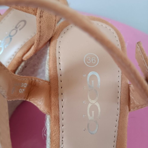 Women’s suede platform sandals like new, tan-mustard color