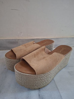 Celebrity beige platform mule sandals size 40 like new