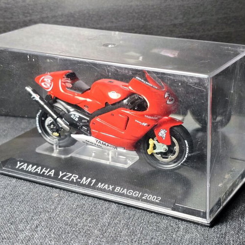 MotoGP Yamaha YZR-M1 Max Biaggi 2002 model 1:24 like new