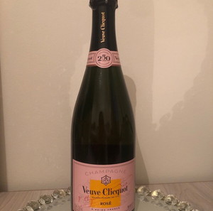 champagne Veuve Clicquot rosé á Reims France  750mlBrut