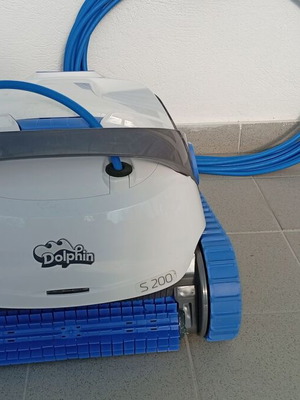 Dolphin S200 Pool Cleaning Robot like new by Maytronics