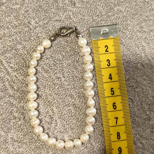 Classic bracelet with white natural freshwater pearls