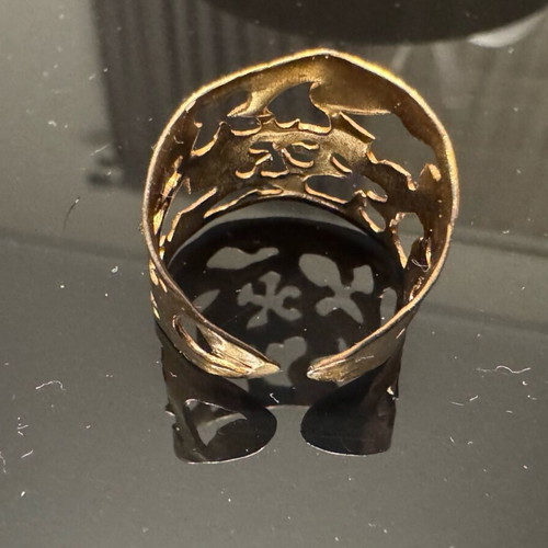 Ring in copper color with adjustable size and unique design