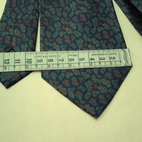Silk tie like new with pattern in blue and green