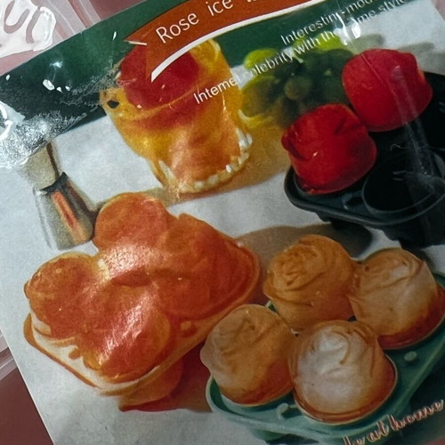 Silicone ice cube molds with lid, set of 2, new