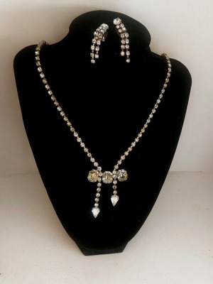 Vintage Faux bijoux two-piece set used with rhinestones
