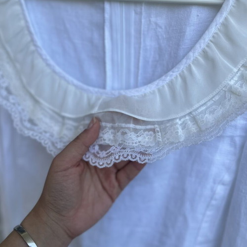 Linen knee-length dress with ecru and white lace collar