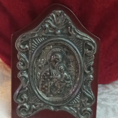 Silver icon 925 on wooden base