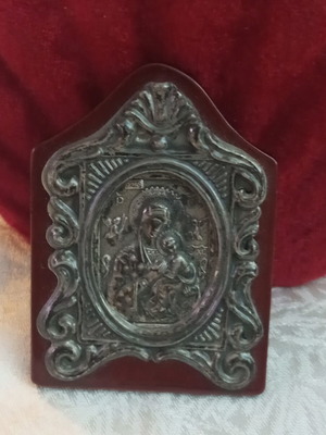 Silver icon 925 on wooden base