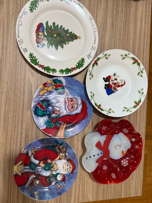 Christmas plates like new, pack of 5 pieces