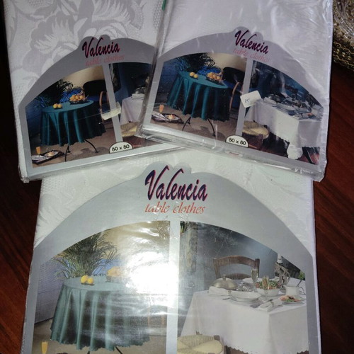 Valencia tablecloth new with napkins