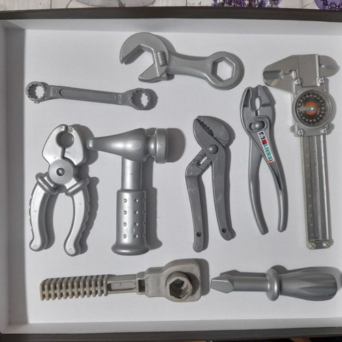 Children's tool set like new with 95 pcs and carrying case