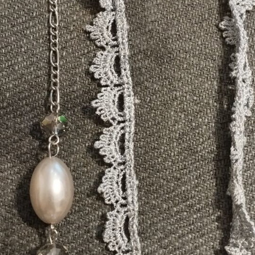 Long women's necklace with bow, lace and pearls, like new, gray-silver