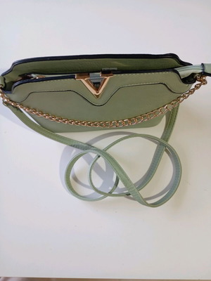 Shoulder bag green like new with hand and shoulder chain