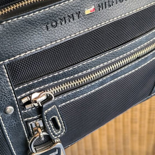 Τσάντα χειρός Tommy Hilfiger μαύρη σαν καινούργια