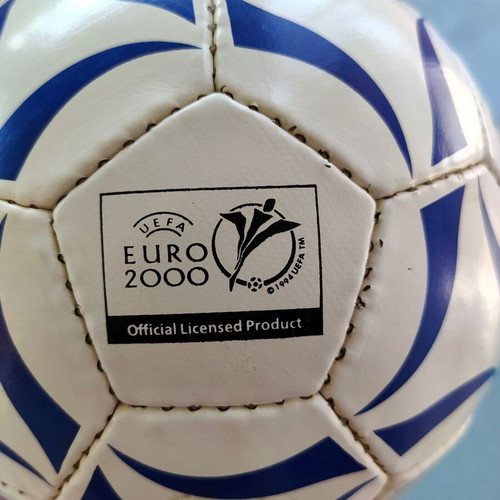 Euro 2000 Nestlé Collectible Soccer Ball like new, authentic