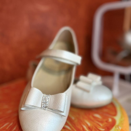 Girls' white ballet flats size 34 very good condition with bow and strap