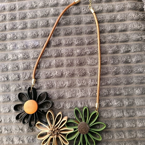 Leather necklace with flower design new