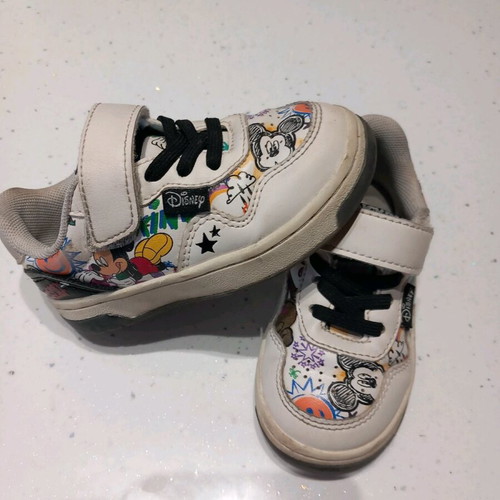 Disney kids sneakers size 22 like new