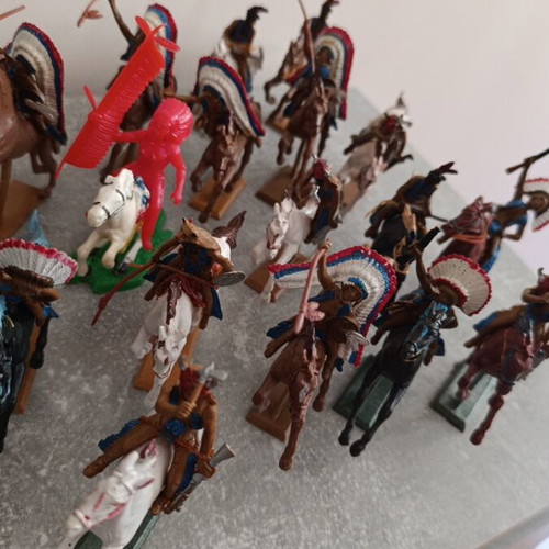 Indian horsemen figures used, set of 18