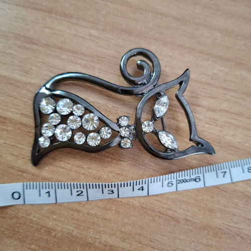 Cat brooch with strass like new decorative pin