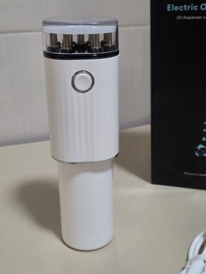 Electric Oil Applicator for Scalp Massage and Red Light Therapy