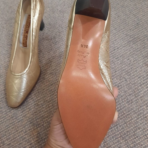 Gasuccio & Scalera gold leather pumps new with geometric perforation