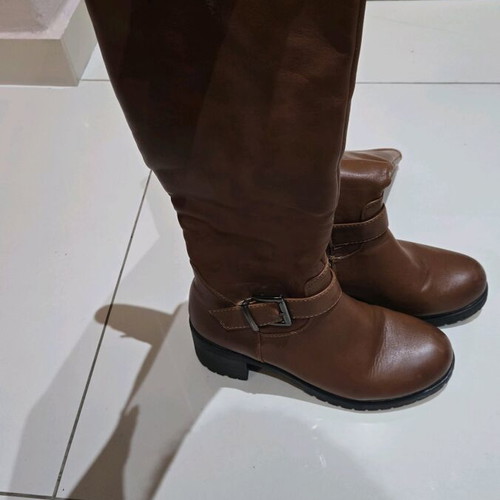 Brown boots like new, soft with low heel, size 38