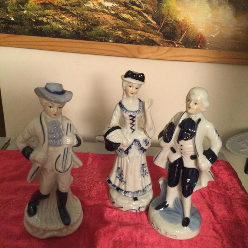Set of porcelain figurines 20 cm tall like new