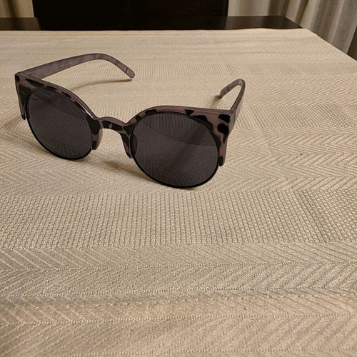 Vans sunglasses like new, black and purple