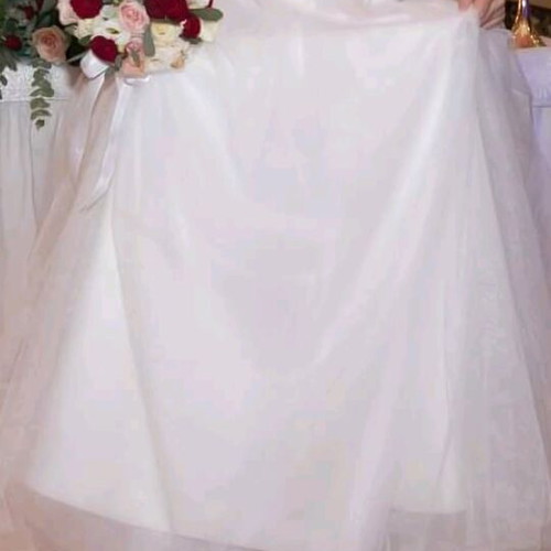 Wedding dress like new with sleeve, unique design, size M