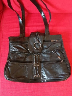 Δερμάτινη τσάντα ώμου μαύρη με μακραμέ λεπτομέρειες σαν καινούργια