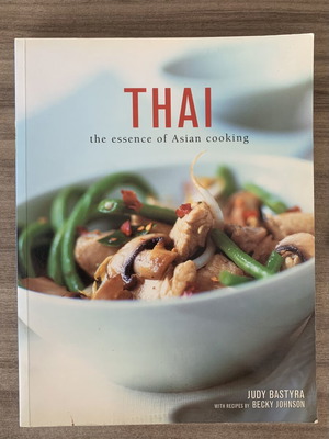 Thai The Essence of Asian Cooking Cookbook like new, 150 recipes