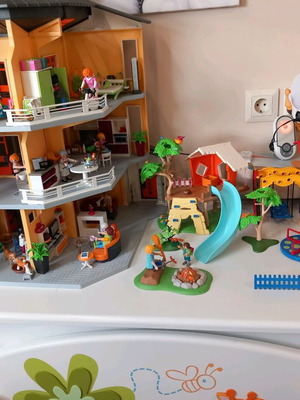 Σετ Playmobil μεταχειρισμένο με 3όροφο σπίτι, δεντροσπίτι και παιδική χαρά