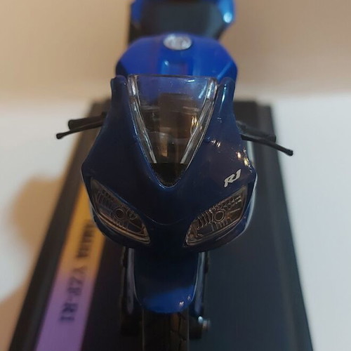 Yamaha YZF-R1 Maisto 1:18 model motorcycle like new