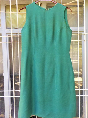 Green handmade dress used, sleeveless, knee-length