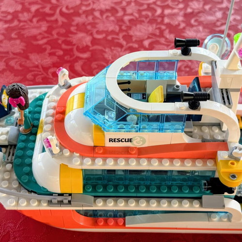LEGO Friends Rescue Mission Boat used, 908 pieces, 4 minifigures