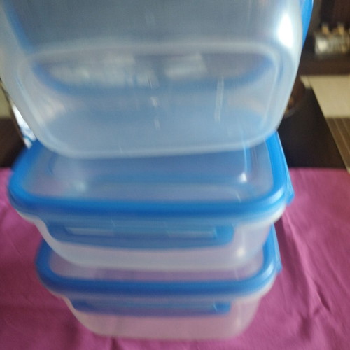 Set of 3 airtight nesting food containers like new