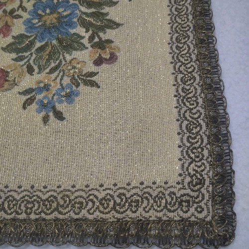 Table runner like new, dimensions 58x24cm