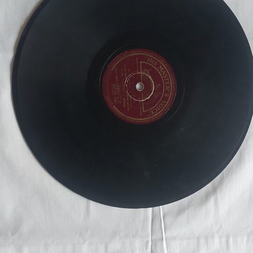 His Master's Voice record used, 'Mono konta sou' laiko