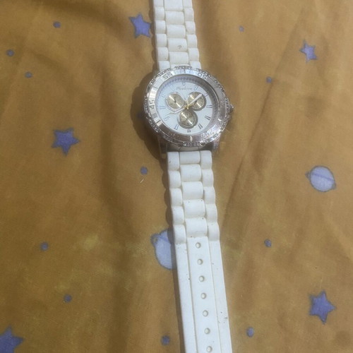 Women's watch like new, simple, gold color