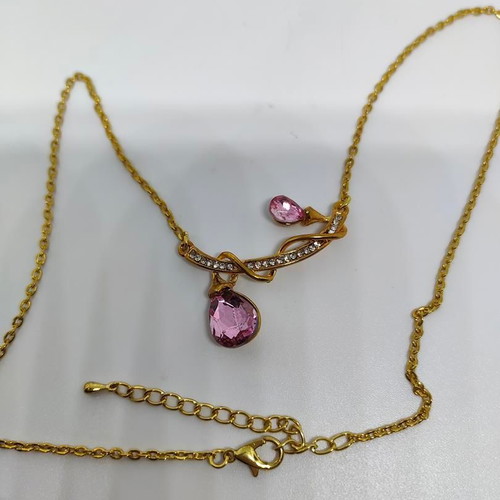 Pendant with pink crystals and gold chain like new