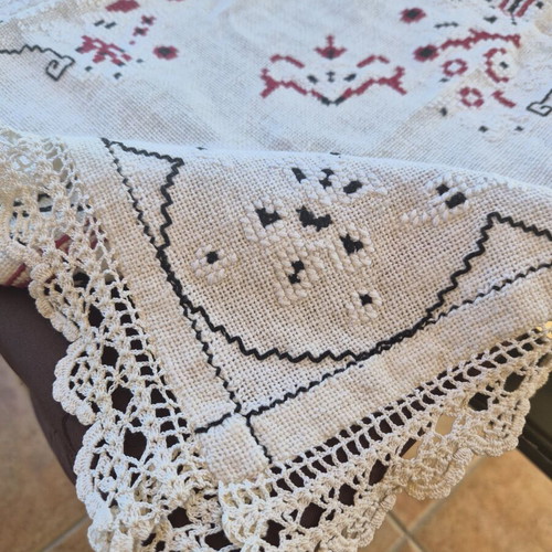 Vintage handmade table linens pack of 3 like new