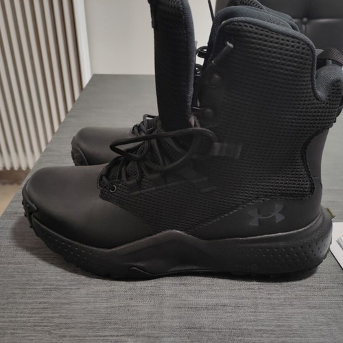 Under Armour boots like new, size 45