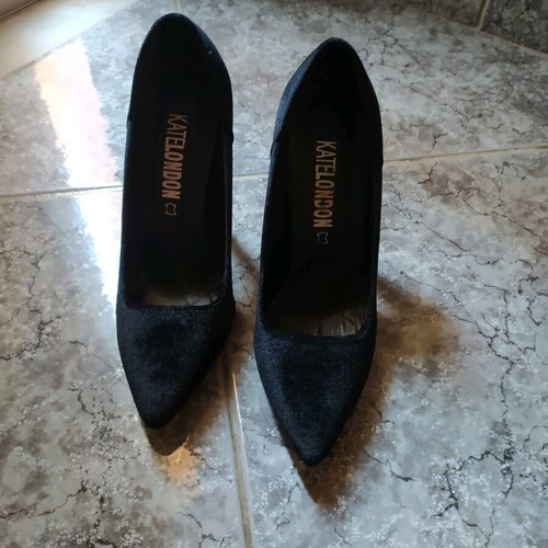 Velvet black pumps like new, sizes 37 and 38