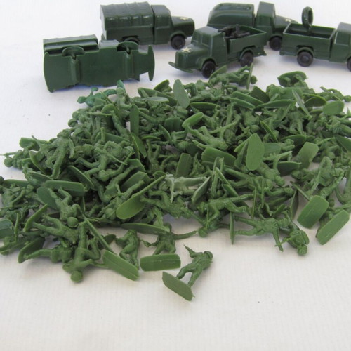 Vintage 1/72 military figures and vehicles, 125 pieces, used, 1980s